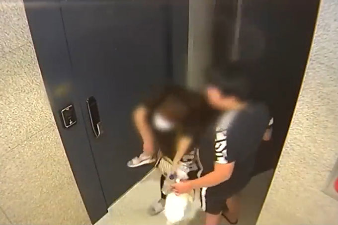 제주 한 달 살이를 목적으로 교외 체험학습 신청서를 제출했으나 전남 완도로 향한 조 양 가족은 2022년 5월 30일 밤 11시쯤 전남 완도의 한 풀빌라 펜션의 CC(폐쇄회로)TV 영상에서 마지막으로 포착됐다. 영상 속 조 양은 엄마 등에 업혀 나왔고, 이들 가족은 이후 주차장에서 은색 아우디 차량을 탄 채 펜션을 떠났다./사진=YTN '뉴스와이드' 보도 화면