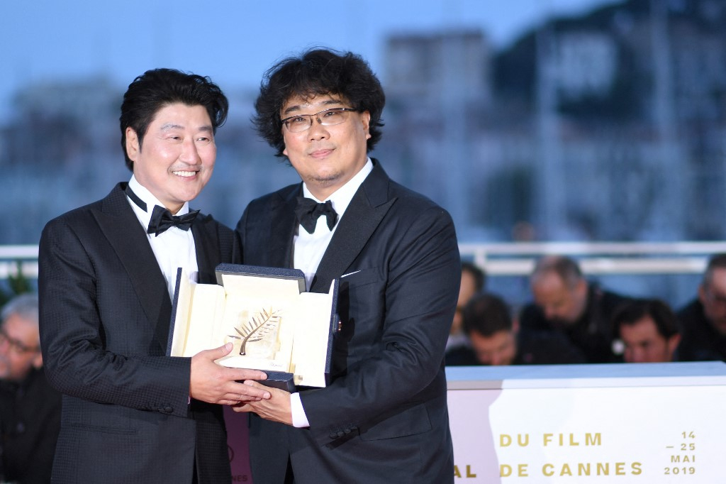2019년 5월 프랑스 칸영화제에서 봉준호 감독과 배우 송강호가 영화 '기생충'으로 최고상 '황금종려상'을 받은 뒤 포즈를 취한 모습./사진=AFP통신 