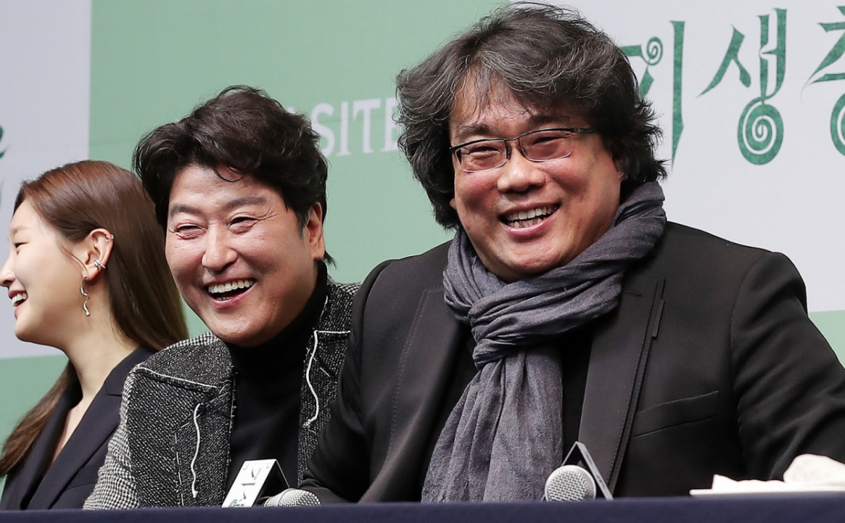 2020년 2월10일(한국시간) 제92회 아카데미 시상식에서 영화 '기생충'으로 최고상인 작품상을 비롯해 감독상과 각본상, 국제영화상을 휩쓴 봉준호 감독과 송강호 배우가 그해 2월19일 기자회견에 잠석해 미소 짓는 모습./사진=머니투데이DB