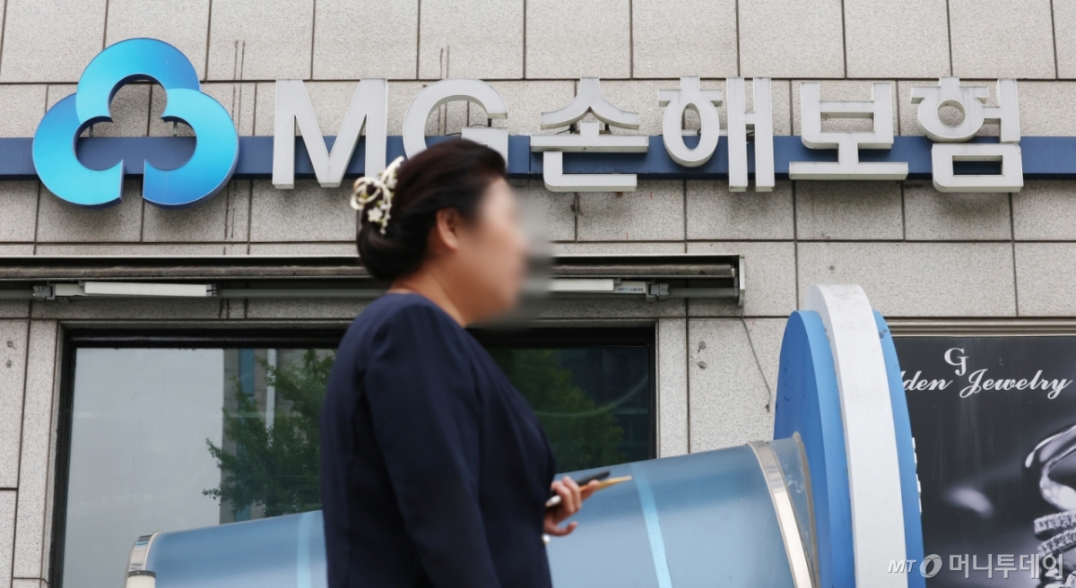 (경기=뉴스1) 김영운 기자 = 금융위원회는 전날(14일) MG손보의 신규 영업 정지와 가교보험사 설립을 의결했다. 이에 따라 1년여간 가교보험사를 통해 한시적으로 MG손보 계약을 유지·관리한 뒤 5대 손보사로 계약이전을 진행해 MG손보를 정리하기로 했다. 사진은 15일 경기도의 한 MG손해보험의 모습. 2025.5.15/뉴스1 Copyright © 뉴스1. All rights reserved. 무단 전재 및 재배포, AI학습 이용 금지. /사진=(경기=뉴스1) 김영운 기자