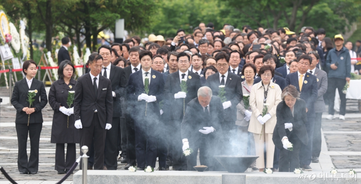 (김해=뉴스1) 이재명 기자 = 문재인 전 대통령과 권양숙 여사를 비롯한 참석자들이 23일 오후 경남 김해시 봉하마을에서 열린 고 노무현 전 대통령 16주기 추도식에서 노 전 대통령을 추모하고 있다. (공동취재) 2025.5.23/뉴스1 Copyright © 뉴스1. All rights reserved. 무단 전재 및 재배포, AI학습 이용 금지. /사진=(김해=뉴스1) 이재명 기자