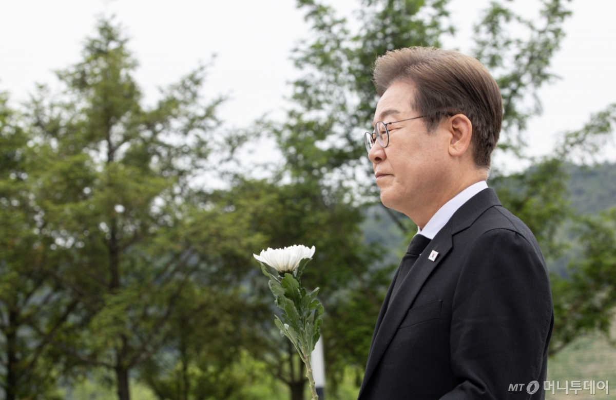 [김해=뉴시스] 조성우 기자 = 이재명 더불어민주당 대선후보가 23일 경남 김해시 진영읍 봉하마을에서 노무현 전 대통령 묘역을 참배하고 있다. (공동취재) 2025.05.23. photo@newsis.com /사진=고승민