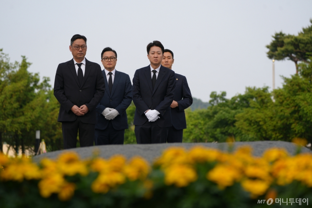 [서울=뉴시스] 고승민 기자 = 이준석 개혁신당 대선 후보가 23일 경남 김해 노무현 전 대통령 묘소를 참배하고 있다. (사진=개혁신당 제공) 2025.05.23. photo@newsis.com *재판매 및 DB 금지 /사진=고승민
