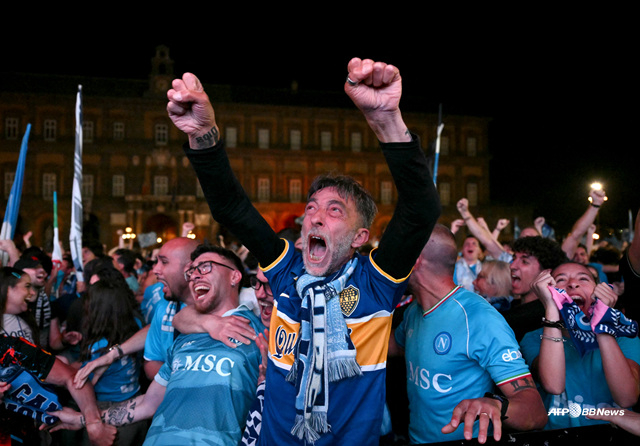 기뻐하는 나폴리 팬들. /AFPBBNews=뉴스1