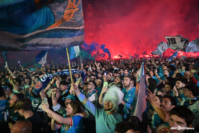 나폴리 팬들이 환호하고 있다. /AFPBBNews=뉴스1