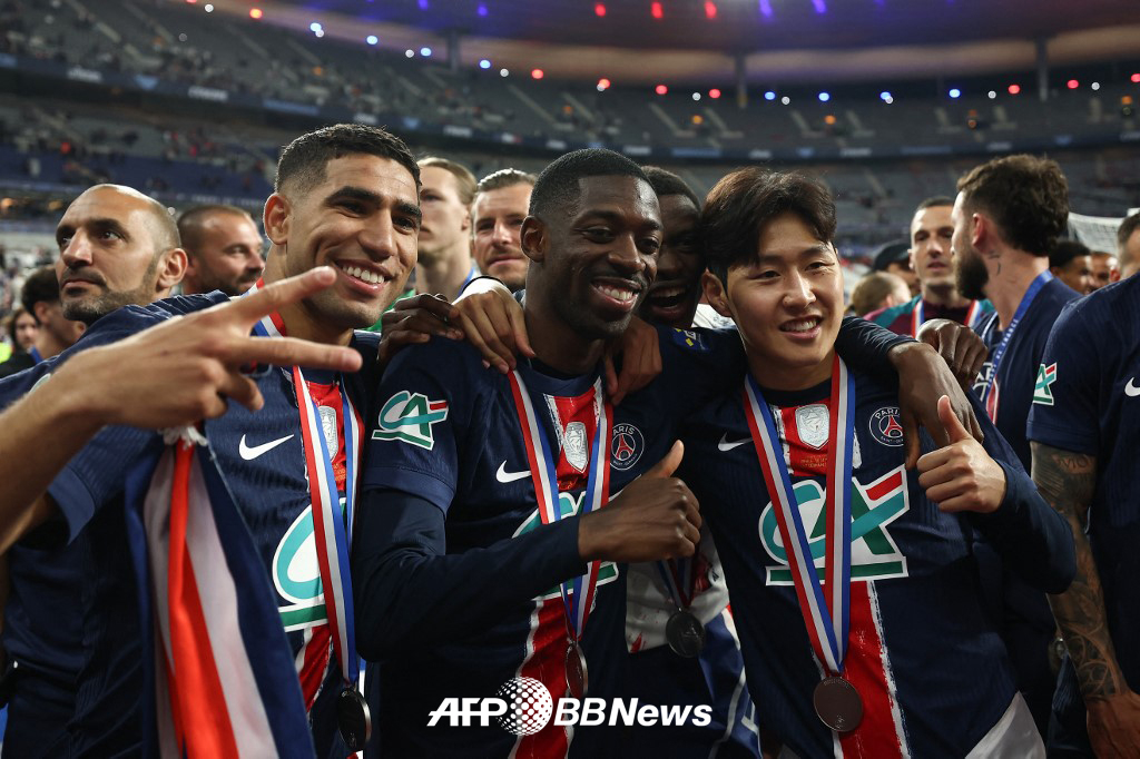 파리 생제르맹 이강인(오른쪽)이 25일 2024~2025 프랑스 쿠프 드 프랑스 우승 메달을 목에 건 채 우스만 뎀벨레 등 동료들과 함께 기념사진을 찍고 있다. /AFPBBNews=뉴스1