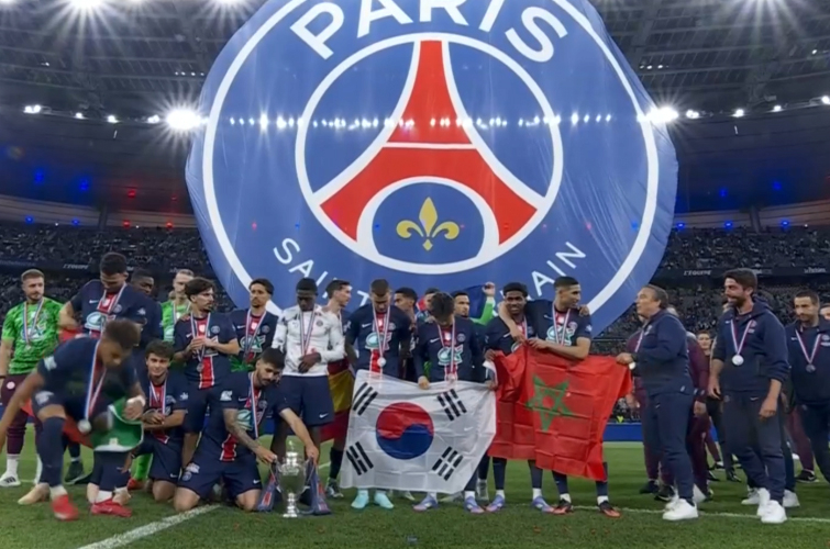 파리 생제르맹(PSG) 이강인(가운데)이 25일 2024~2025 프랑스 쿠프 드 프랑스 우승 이후 태극기를 들고 기념 사진 촬영 준비를 하고 있다. 뤼카 에르난데스가 함께 태극기를 들어보이고 있다. /사진=중계화면 캡처