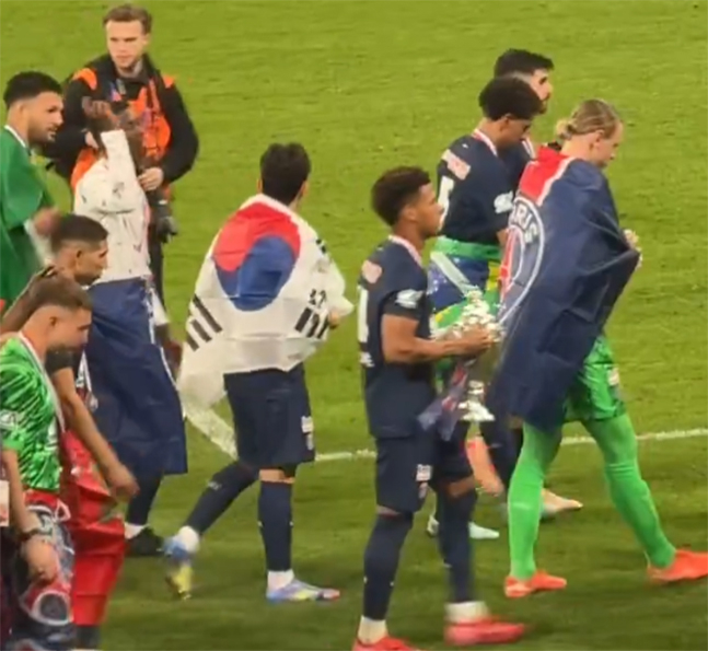 파리생제르맹 이강인이 25일 프랑스 스타드 드 프랑스에서 열린 2024~2025 프랑스 쿠프 드 프랑스 우승 직후 태극기를 어깨에 두른 채 팬들에게 다가고 있다. /사진=PSG 인사이드 SNS 캡처