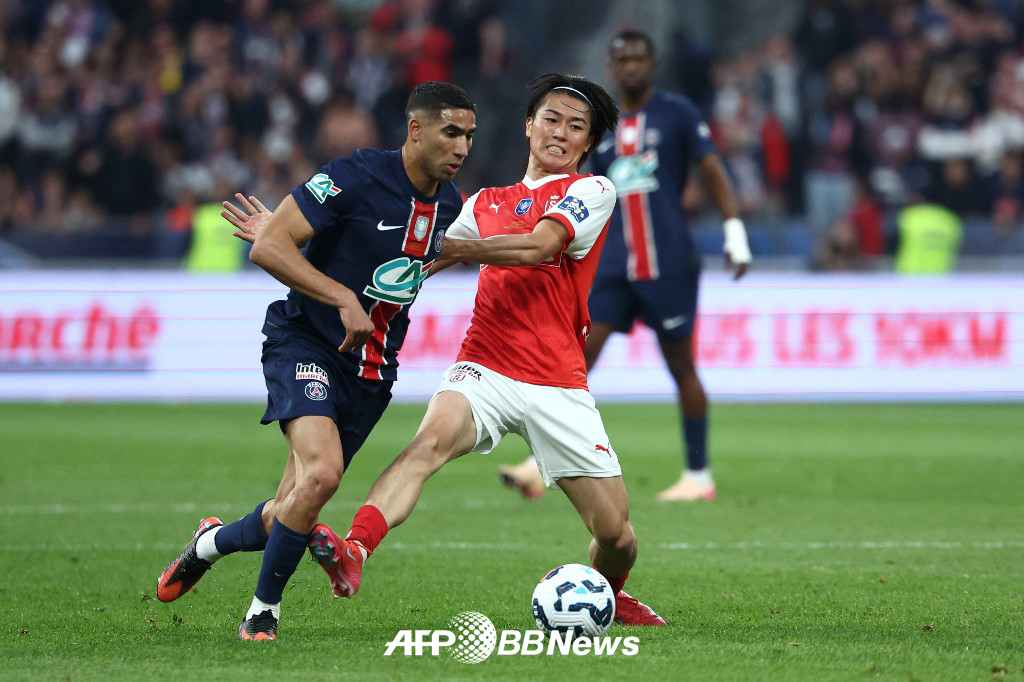 25일 프랑스 생드니의 스타드 프 프랑스에서 열린 파리생제르맹과의 2024~2025 쿠프 드 프랑스 결승전에 출전한 나카무라 게이토(오른쪽). /AFPBBNews=뉴스1