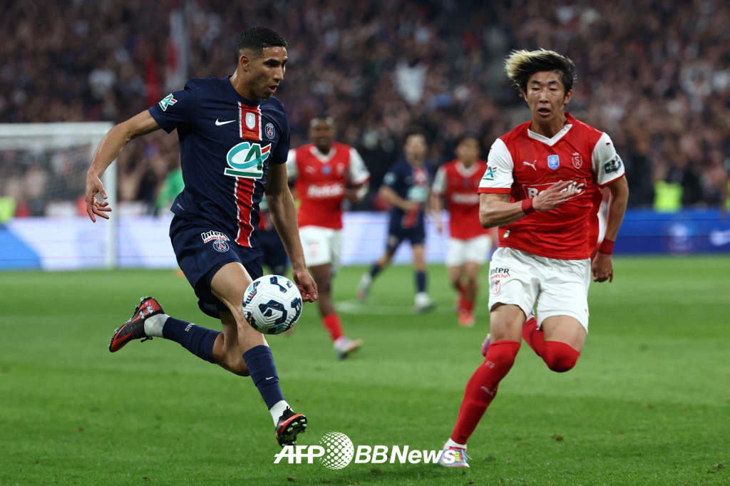 25일 프랑스 생드니의 스타드 프 프랑스에서 열린 파리생제르맹과의 2024~2025 쿠프 드 프랑스 결승전에 출전한 세키네 히로키(오른쪽). /AFPBBNews=뉴스1