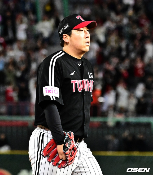 24일 경기를 마치고 아쉬워하는 김현수.