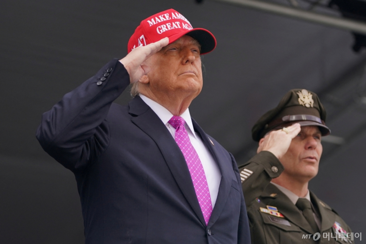 도널드 트럼프 미국 대통령이 24일(현지시간) 뉴욕에 있는 웨스트포인트 육군사관학교 졸업식에 참석해 거수 경례를 하고 있다. / 로이터=뉴스1