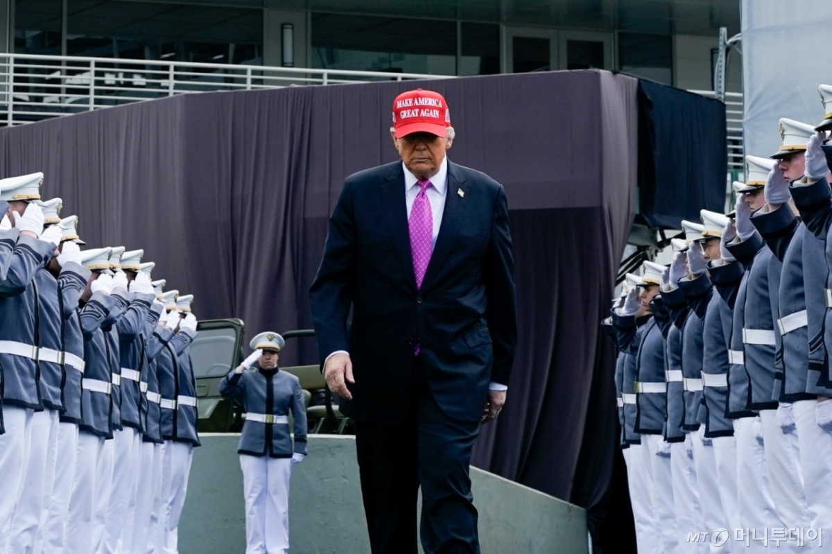 도널드 트럼프 미국 대통령이 24일(현지시간) 뉴욕에 있는 웨스트포인트 육군사관학교 졸업식에 도착하고 있다. / 로이터=뉴스1