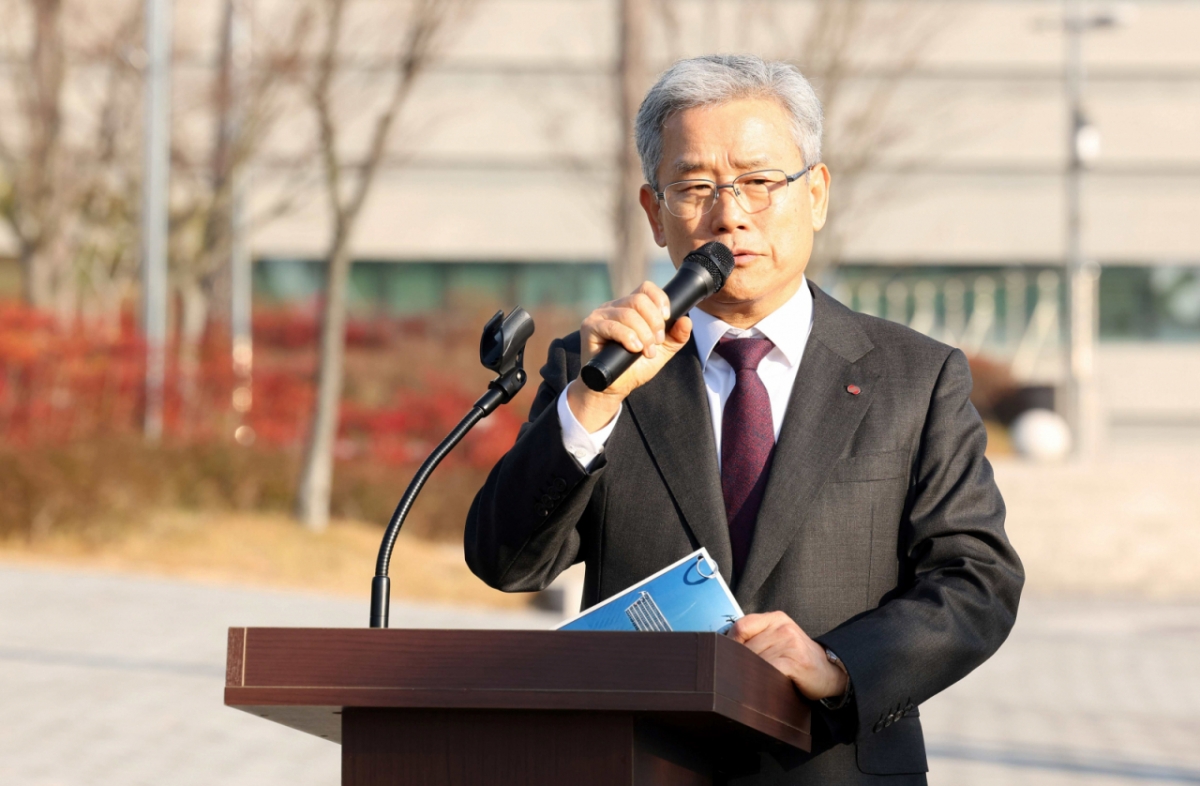 (서울=뉴스1) = 한국전력(대표이사 사장 김동철, 이하 한전)은 본사가 빛가람혁신도시로 이전한 지 10주년을 맞아 17일 나주 본사에서 노사 대표가 참석하여 지난 10년의 성과를 돌아보고, 미래 전력망 확충과 신사업 육성을 통한 ‘글로벌 에너지생태계 혁신의 선구자’로의 도약을 다짐하는 기념식수를 시행했다. (한국전력 제공)2024.12.17/뉴스1  Copyright © 뉴스1. All rights reserved. 무단 전재 및 재배포,  AI학습 이용 금지. /사진=(서울=뉴스1)