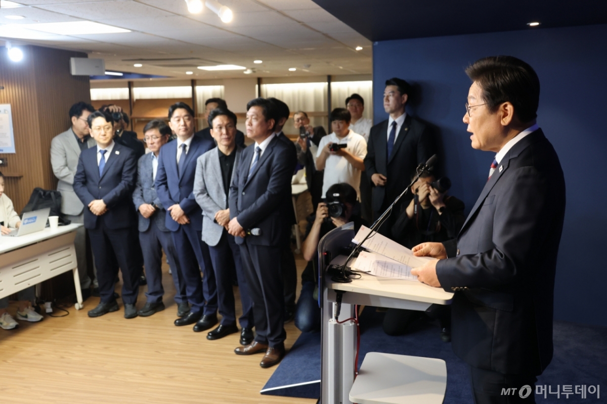 (서울=뉴스1) 이광호 기자 = 이재명 더불어민주당 대통령 후보가 25일 오전 서울 여의도 중앙당사에서 가진 기자간담회에서 모두 발언하고 있다. 2025.5.25/뉴스1  Copyright © 뉴스1. All rights reserved. 무단 전재 및 재배포,  AI학습 이용 금지. /사진=(서울=뉴스1) 이광호 기자