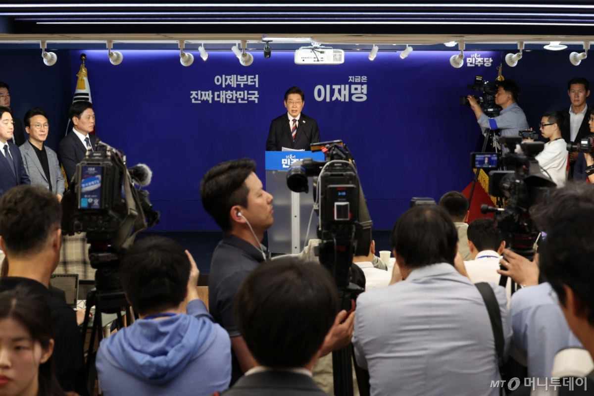 [서울=뉴시스] 고승민 기자 = 이재명 더불어민주당 대선 후보가 25일 서울 여의도 당사에서 기자간담회를 하고 있다. 2025.05.25. kkssmm99@newsis.com /사진=고승민