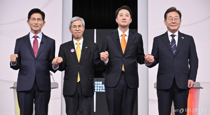 18일 서울 마포구 SBS프리즘타워에서 열린 중앙선거방송토론위원회 주관 제21대 대통령선거 후보자토론회에서 각 정당 대선 후보들이 선전을 다짐하고 있다. 왼쪽부터 국민의힘 김문수, 민주노동당 권영국, 개혁신당 이준석, 더불어민주당 이재명 대통령 후보. 2025.5.18/사진=뉴스1 /사진=(서울=뉴스1) 국회사진취재단