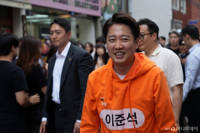 (서울=뉴스1) = 이준석 개혁신당 대통령 후보가 17일 오후 서울 성동구 성수동 카페거리에서 유세를 하고 있다. (이준석캠프 제공, 재판매 및 DB 금지)2025.5.17/뉴스1  Copyright (C) 뉴스1. All rights reserved. 무단 전재 및 재배포,  AI학습 이용 금지. /사진=(서울=뉴스1)