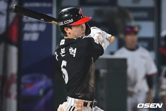 구본혁의 타격하는 모습.