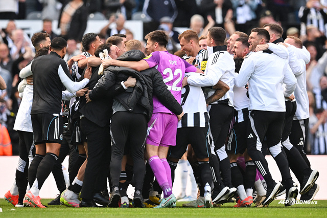 뉴캐슬 선수단이 UCL 진출에 포효하고 있다. /AFPBBNews=뉴스1