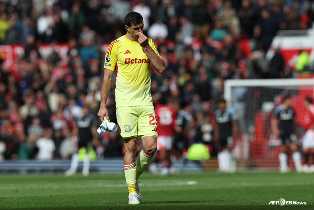 애스턴빌라 골키퍼 에밀리아노 마르티네스가 퇴장당해 경기장을 빠져 나오고 있다. /AFPBBNews=뉴스1