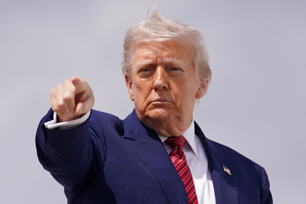 도널드 트럼프 미국 대통령이 23일(현지시간) 워싱턴 인근 앤드루스 합동 기지서 뉴저지로 가는 전용기를 타고 있다.  /로이터=뉴스1 