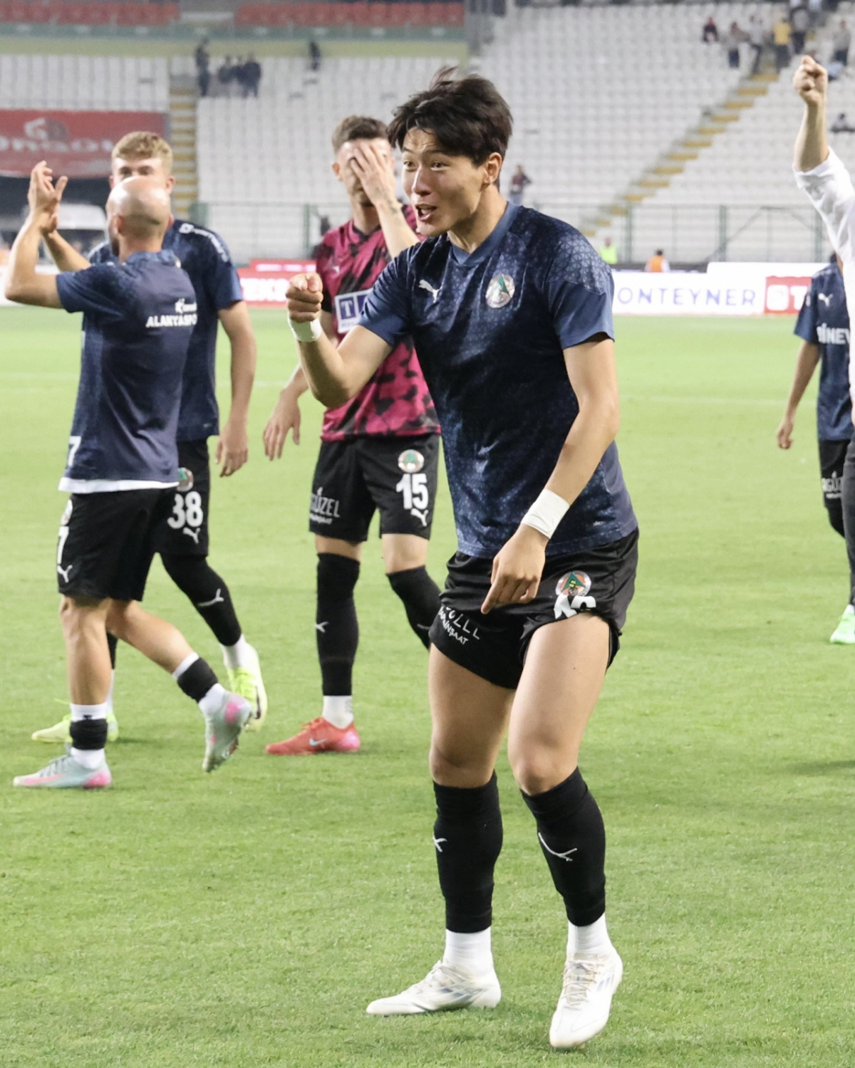 튀르키예 알라니아스포르의 황의조가 26일(한국시간) 튀르키예 코니아의 메트로폴리탄 경기장에서 열린 2024~2025 튀르키예 쉬페르리그 35라운드 원정 경기 코니아스포르전에서 1골 1도움의 활약으로 팀 1부 잔류를 이끈 뒤 기뻐하고 있다. /사진=알라니아스포르 SNS 캡처