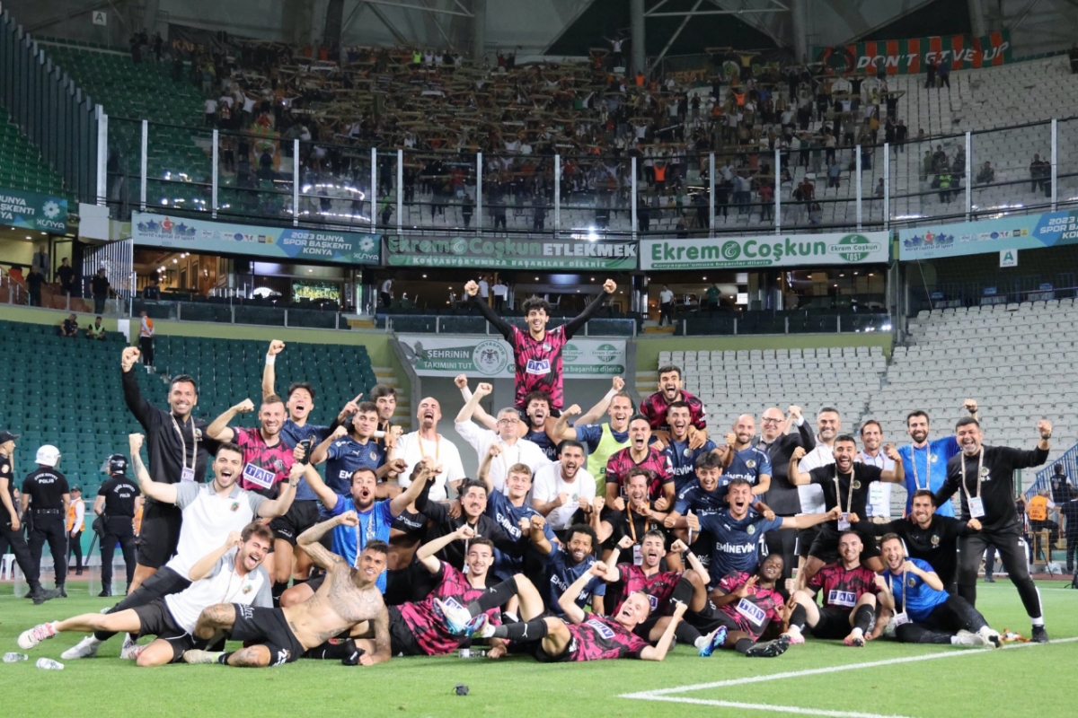 황의조(맨 뒤 왼쪽에서 세 번째) 등 튀르키예 알라니아스포르 선수들이 26일(한국시간) 튀르키예 코니아의 메트로폴리탄 경기장에서 열린 2024~2025 튀르키예 쉬페르리그 35라운드 원정 경기 코니아스포르전 2-1 승리로 1부리그 잔류를 확정한 뒤 기념사진을 촬영하고 있다. /사진=알라니아스포르 SNS 캡처