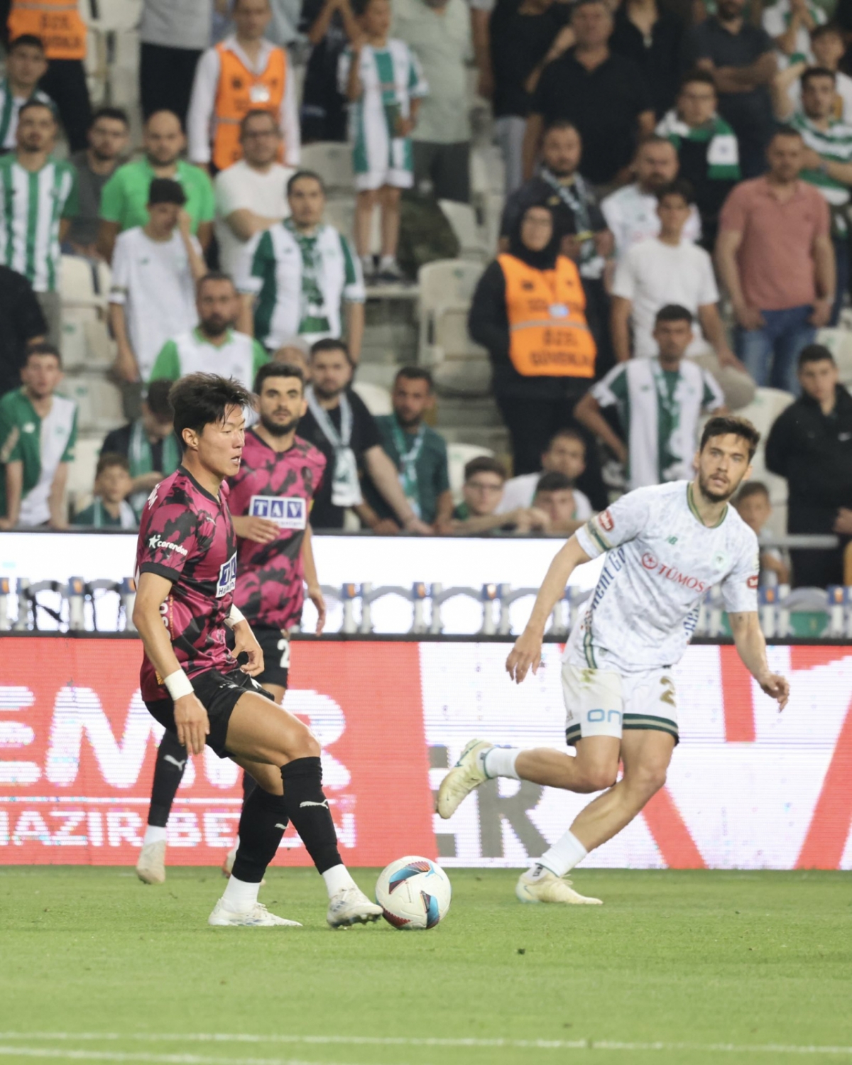 튀르키예 알라니아스포르의 황의조가 26일(한국시간) 튀르키예 코니아의 메트로폴리탄 경기장에서 열린 2024~2025 튀르키예 쉬페르리그 35라운드 원정 경기 코니아스포르전에서 패스를 시도하고 있다. /사진=알라니아스포르 SNS 캡처