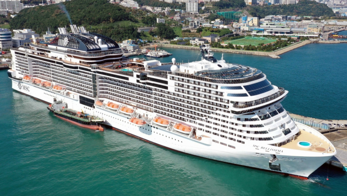MSC의 호화 크루즈선인 '벨리시마호'(17만1598톤급)가 지난해 10월 8일 관광객 4300여 명을 태우고 부산항에 입항해 영도구 국제크루즈터미널에 정박하고 있다. / 사진 = 뉴시스
