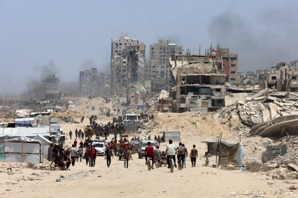 25일(현지시간) 가자지구 주민들이 이스라엘군의 공습을 피해 북부에서 남부로 피난가고 있다. /AFPBBNews=뉴스1