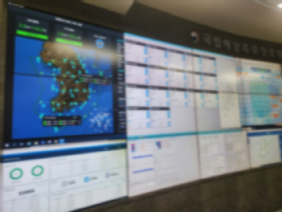 해측원 상황실에 선박 위치 등과 함께 정보를 송신하는 기준소 등 해양 관련 정보가 빼곡히 떠 있다.정보 보호 차원에서 블러처리./사진=공동 취재단.