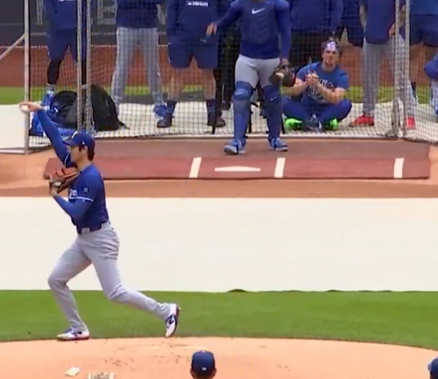 오타니가 김혜성을 투수 앞 땅볼로 잡아낸 뒤 익살스럽게 1루 쪽으로 공을 던지는 모션만 취하고 있다. /사진=LA 다저스 공식 SNS 갈무리