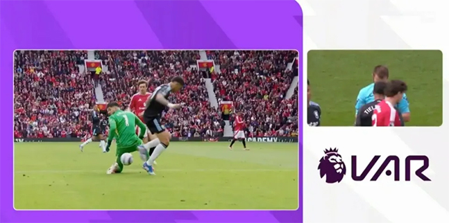 26일 영국 맨체스터 올드 트래퍼드에서 열린 맨체스터 유나이티드와 애스턴 빌라의 잉글랜드 프리미어리그 38라운드 후반 28분, 알타이 바이은드르 골키퍼가 제대로 잡지 못한 공을 모건 로저스가 따내는 장면. 이 장면 직후 로저스의 골이 나왔지만, 주심은 슈팅이 골문을 넘어서기 전 휘슬을 분 뒤 골키퍼 차징 파울을 선언하며 애스턴 빌라 득점을 인정하지 않았다. /사진=TNT스포츠 캡처