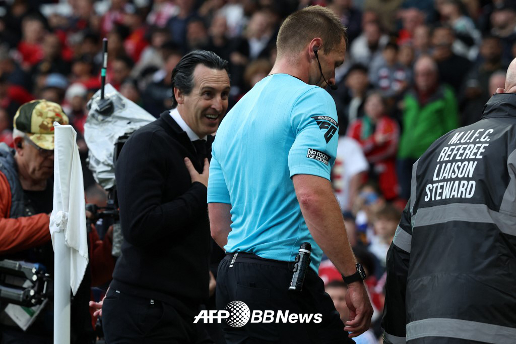 우나이 에미리 애스턴 빌라 감독이 26일 맨체스터 유나이티드전 패배로 다음 시즌 유럽축구연맹(UEFA) 챔피언스리그 출전이 좌절된 뒤 심판진을 향해 항의하고 있다. /AFPBBNews=뉴스1