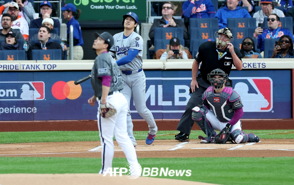 LA 다저스 오타니 쇼헤이(왼쪽에서 두 번째)와 센가 코다이(왼쪽)의 승부 모습. 1회초 오타니가 자신의 홈런 타구를 바라보고 있다. /AFPBBNews=뉴스1