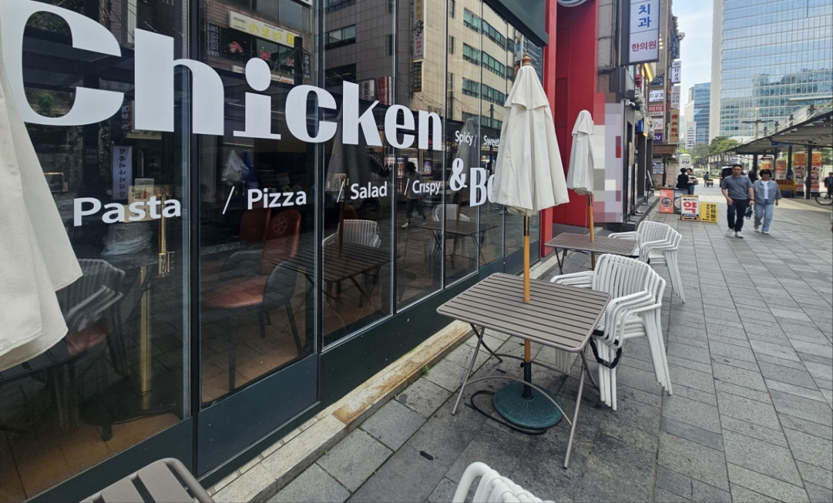 26일 오전 서울 종로구 젊음의거리에 위치한 한 치킨집 가게. 사진은 기사와 관련없음. /사진=박상혁 기자.