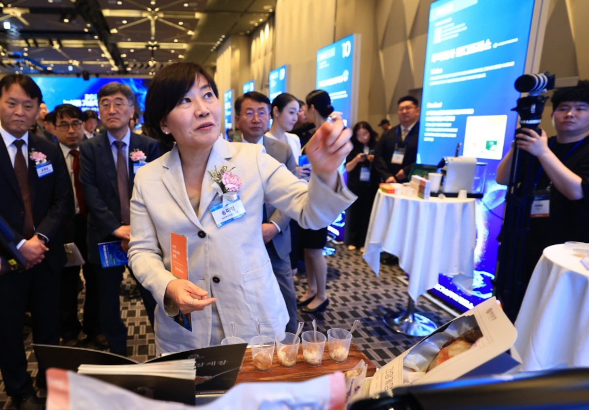 송미령 농식품부 장관이 26일 서울 드래곤시티에서 열린 '농식품 기술투자 로드쇼'에서 참여 기업들을 둘러보고 있다./사진=농식품부 제공.