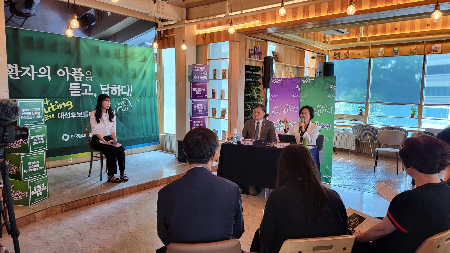 26일 오전 서울 마포구의 한 북카페에서 한국환자단체연합회가 개최한 '환자 샤우팅 카페'에서 김소희씨(사진 맨 왼쪽)가 발표 후 더불어민주당 중앙선대위 정책본부·직능본부 부본부장인 김윤 의원과 민주노동당 강은미 공동선대위원장의 발언을 경청하고 있다./사진=박정렬 기자