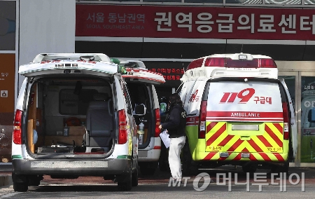 서울 시내의 한 대학병원 응급실 앞에 구급차들이 대기하고 있다. /사진=[서울=뉴시스] 김근수 기자