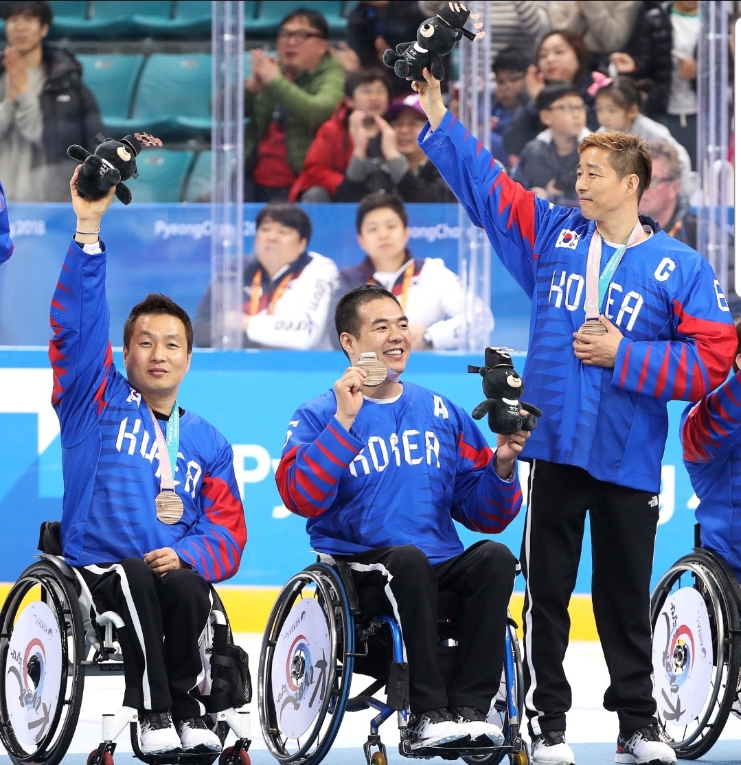 2018년 열린 평창 페럼림픽에서 아이스하키팀 국가대표로 출전한 한민수 감독(오른쪽)이 동메달을 획득한 뒤 동료들과 기념사진을 촬영하고 있다. /사진제공=한민수 감독 