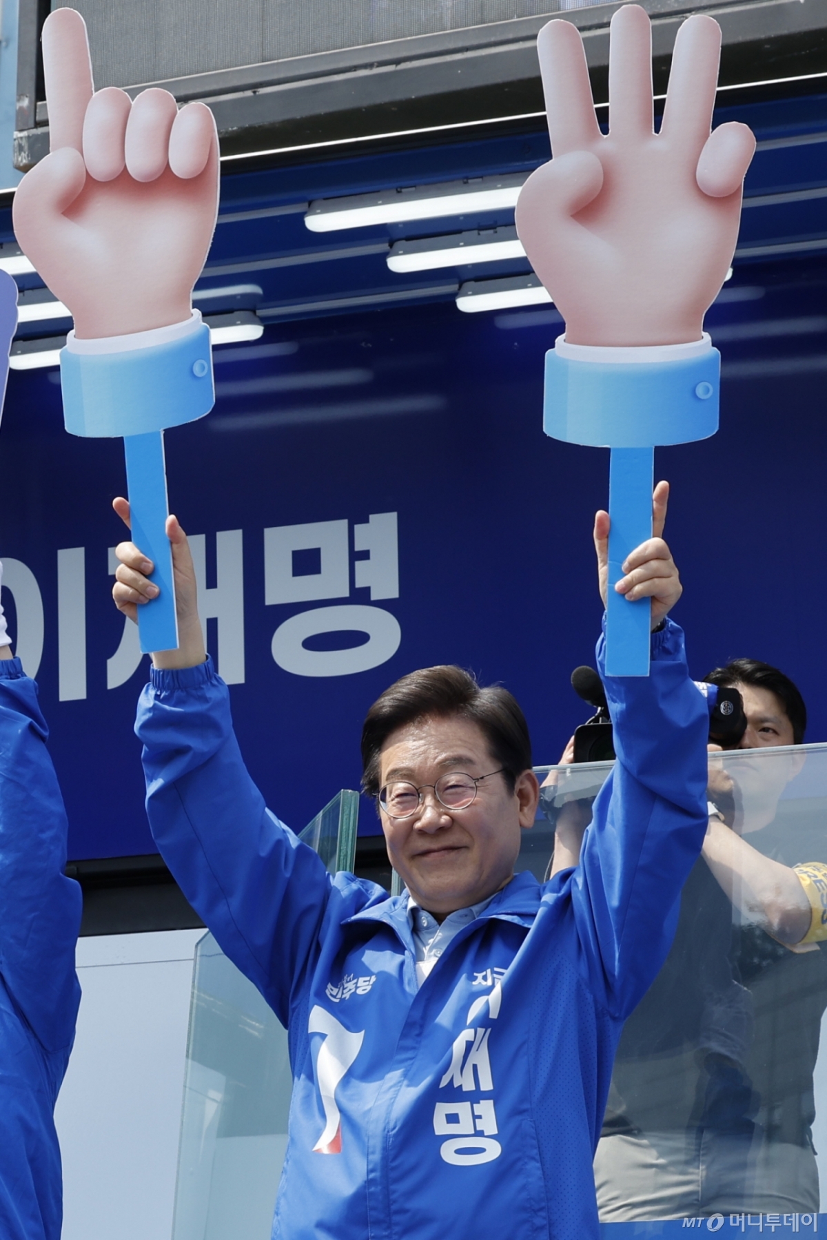 (용인=뉴스1) 안은나 기자 = 이재명 더불어민주당 대통령 후보가 26일 오후 경기 용인시 단국대학교 죽전캠퍼스 정문 앞을 찾아 123캠페인을 하고 있다.  123투표 캠페인은 12·3 내란을 123일 만에 국민 손으로 멈췄다는 의미로, 기호1번 이재명에게 3표가 더 필요하단 메시지를 담고 있다. 2025.5.26/뉴스1  Copyright © 뉴스1. All rights reserved. 무단 전재 및 재배포,  AI학습 이용 금지. /사진=(용인=뉴스1) 안은나 기자