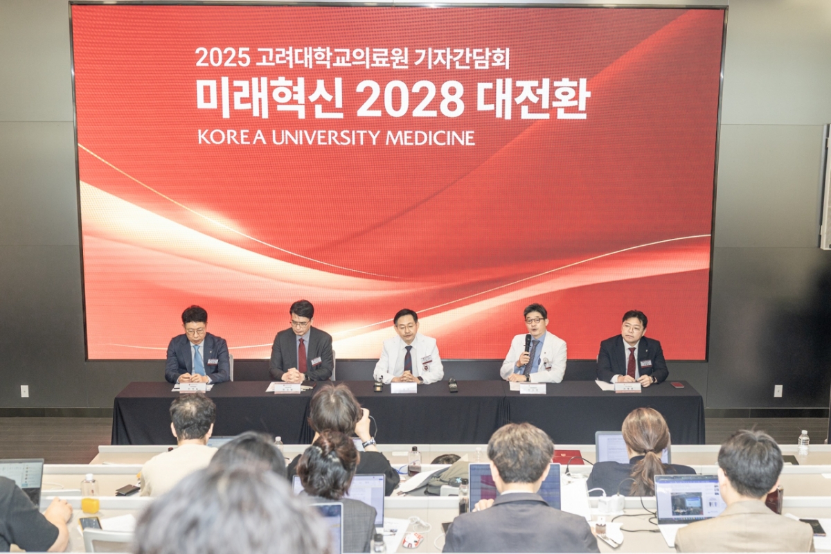 고려대의료원이 26일 고려대 의과대학 제1의학관에서 ‘미래혁신 2028 대전환’을 주제로 기자간담회를 개최했다. (사진 왼쪽부터) 민병욱 구로병원장, 편성범 의과대학장, 윤을식 의무부총장, 한승범 안암병원장, 서동훈 안산병원장. /사진=고대의료원