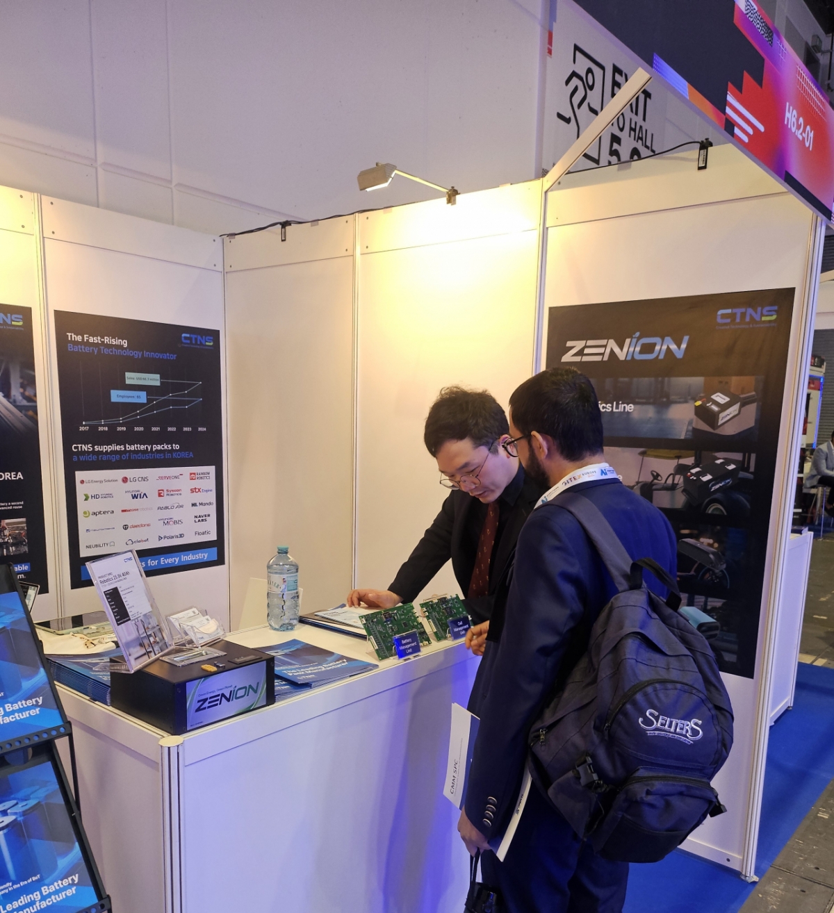 GITEX EUROPE에 참여한 CTNS가 전시부스에서 제품을 설명하고 있다./사진제공=경남TP