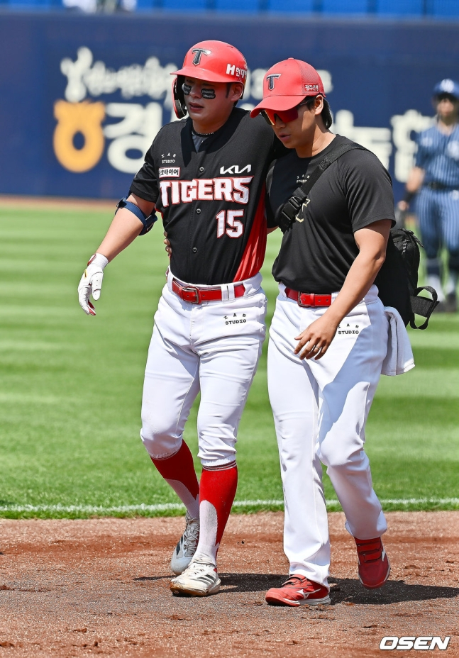 트레이너의 부축을 받고 경기장을 빠져나가고 있는 박정우(왼쪽).