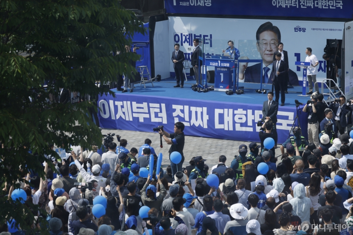(용인=뉴스1) 안은나 기자 = 이재명 더불어민주당 대통령 후보가 26일 오후 경기 용인시 단국대학교 죽전캠퍼스 정문 앞을 찾아 지지를 호소하고 있다. 2025.5.26/뉴스1 Copyright © 뉴스1. All rights reserved. 무단 전재 및 재배포, AI학습 이용 금지. /사진=(용인=뉴스1) 안은나 기자