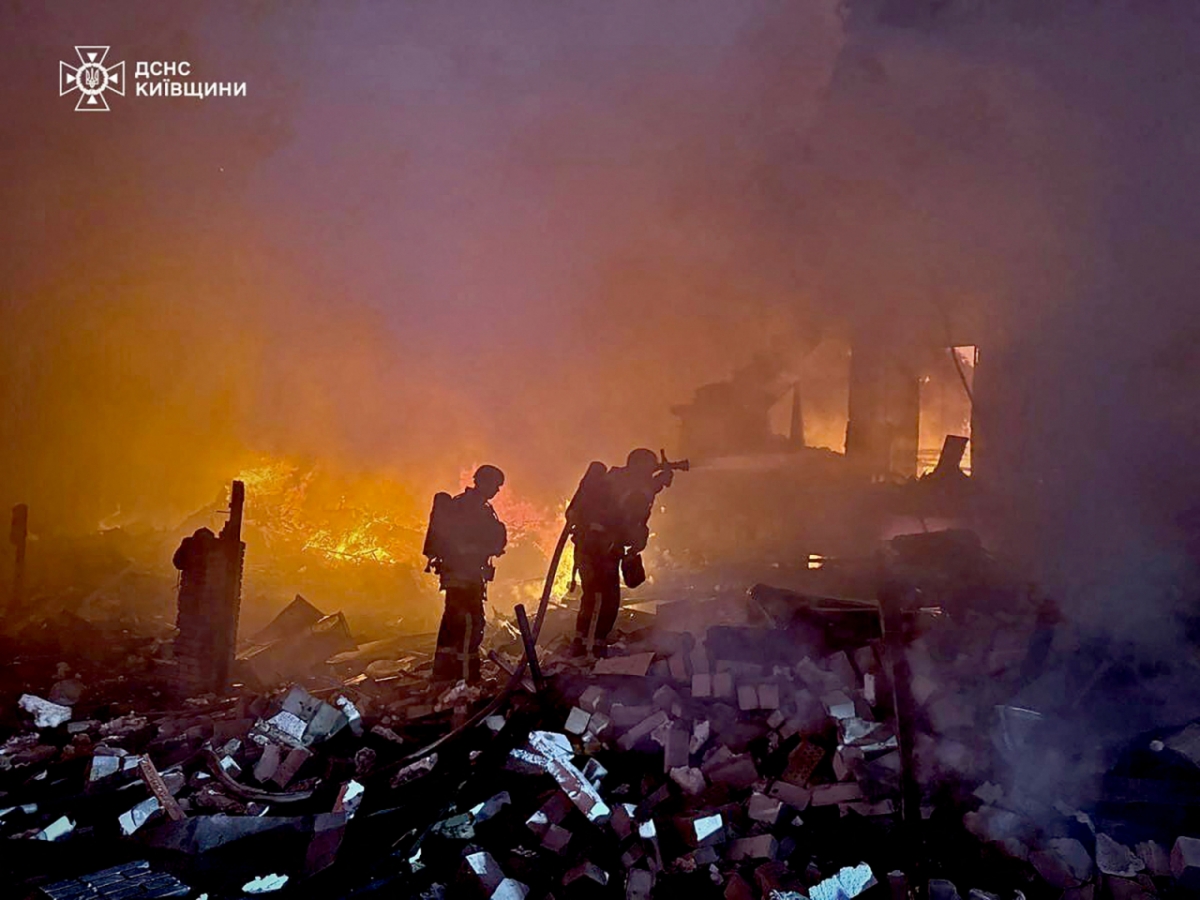 25일(현지시간) 우크라이나 키이우에서 러시아 군의 공습을 받아 불길에 휩싸인 주택가서 소방대원이 진화 작업을 하고 있다. 2025.05.26 /AFPBBNews=뉴스1