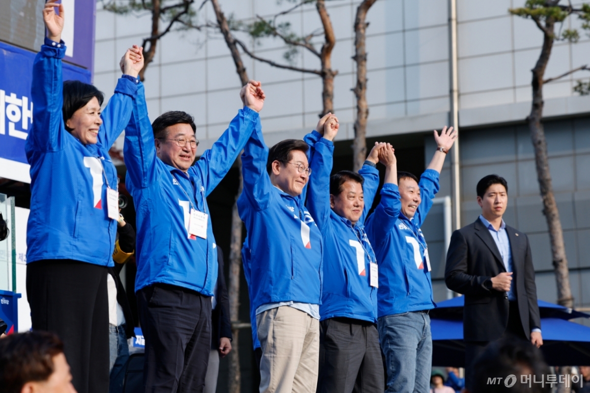 (남양주=뉴스1) 안은나 기자 = 이재명 더불어민주당 대통령 후보가 26일 오후 경기 남양주시 평내호평역 광장을 찾아 유세를 마친 뒤 최민희, 윤호중, 김병주, 김용민 의원과 인사하고 있다. 2025.5.26/뉴스1  Copyright © 뉴스1. All rights reserved. 무단 전재 및 재배포,  AI학습 이용 금지. 