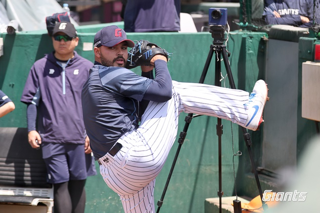 롯데 알렉 감보아가 18일 사직 삼성전을 앞두고 불펜피칭을 하고 있다. /사진=롯데 자이언츠 제공