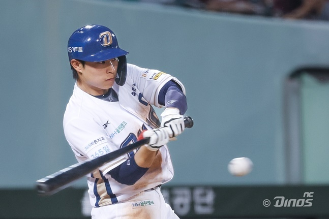 NC 김한별이 17일 울산 키움전 더블헤더 2차전에서 안타를 기록하고 있다. /사진=NC 다이노스 제공